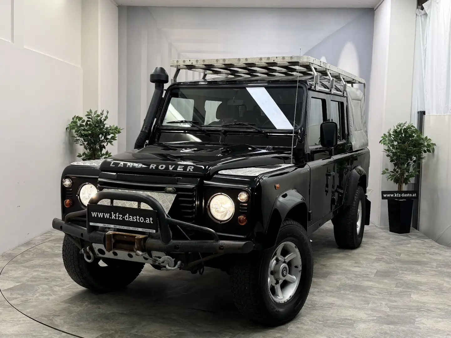 Land Rover Defender 110" DCPU S 2,4 TD__3500KG AHK Schwarz - 1