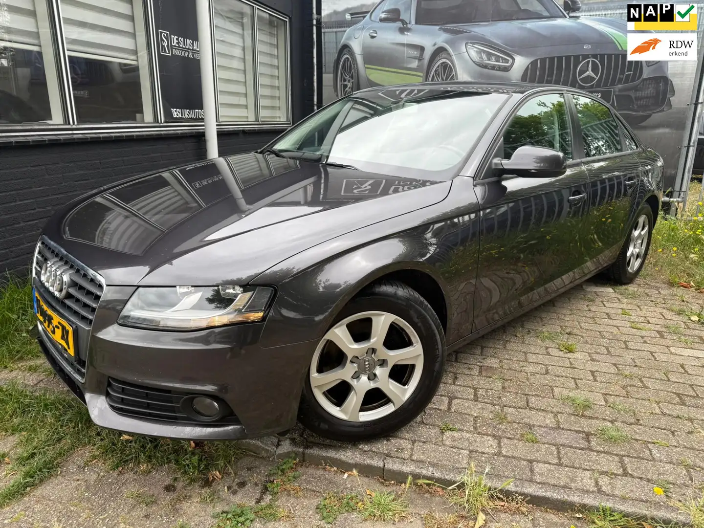 Audi A4 Limousine 1.8 TFSI Schade Grijs - 1
