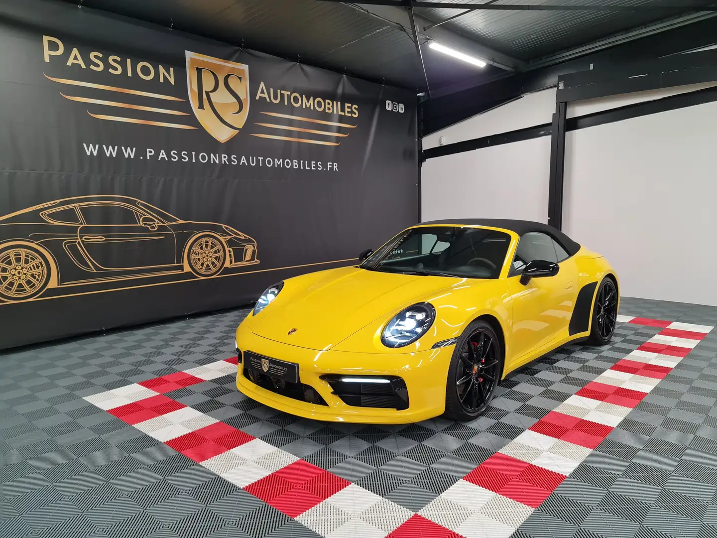 Porsche 992 PORSCHE 992 CARRERA 4S CABRIOLET JAUNE RACING Geel - 1