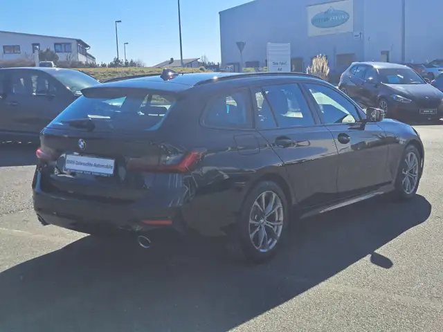 BMW 3 Series view 4