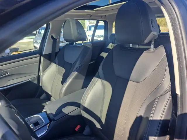BMW 3 Series view 13