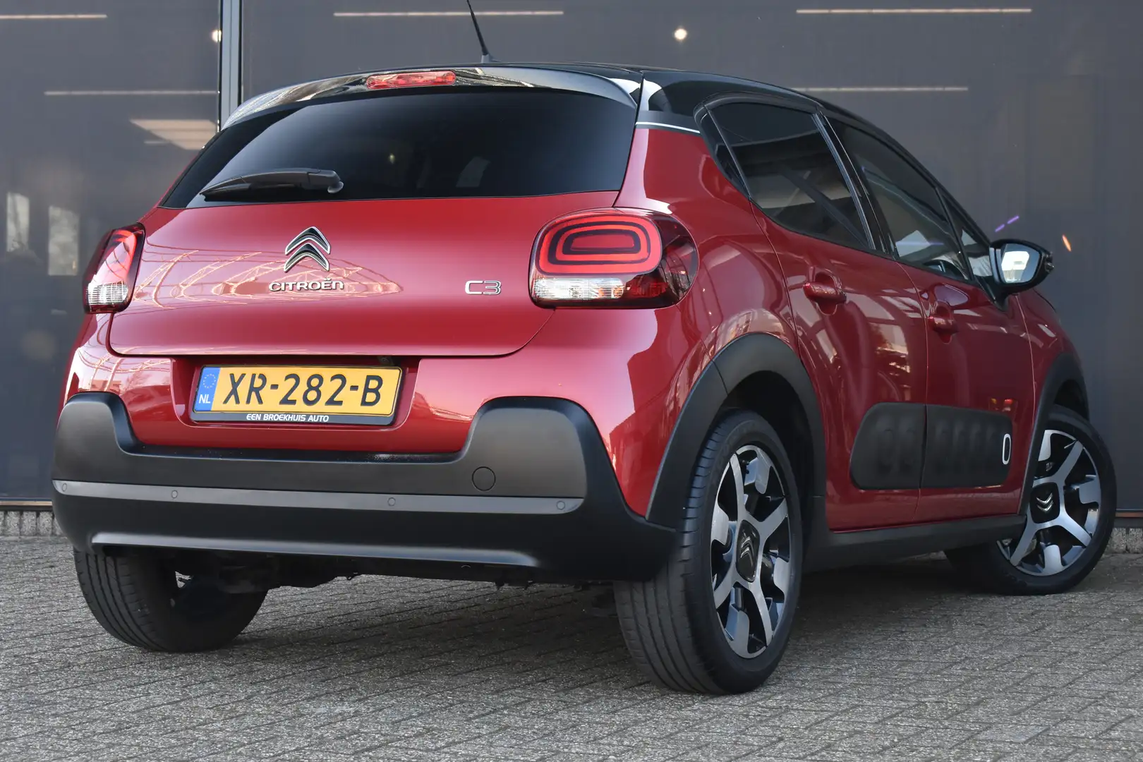 Citroen C3 1.2 PureTech S&S Shine | Navigatie | 1e Eigenaar | Rouge - 2