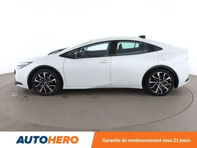 Toyota Prius view 3