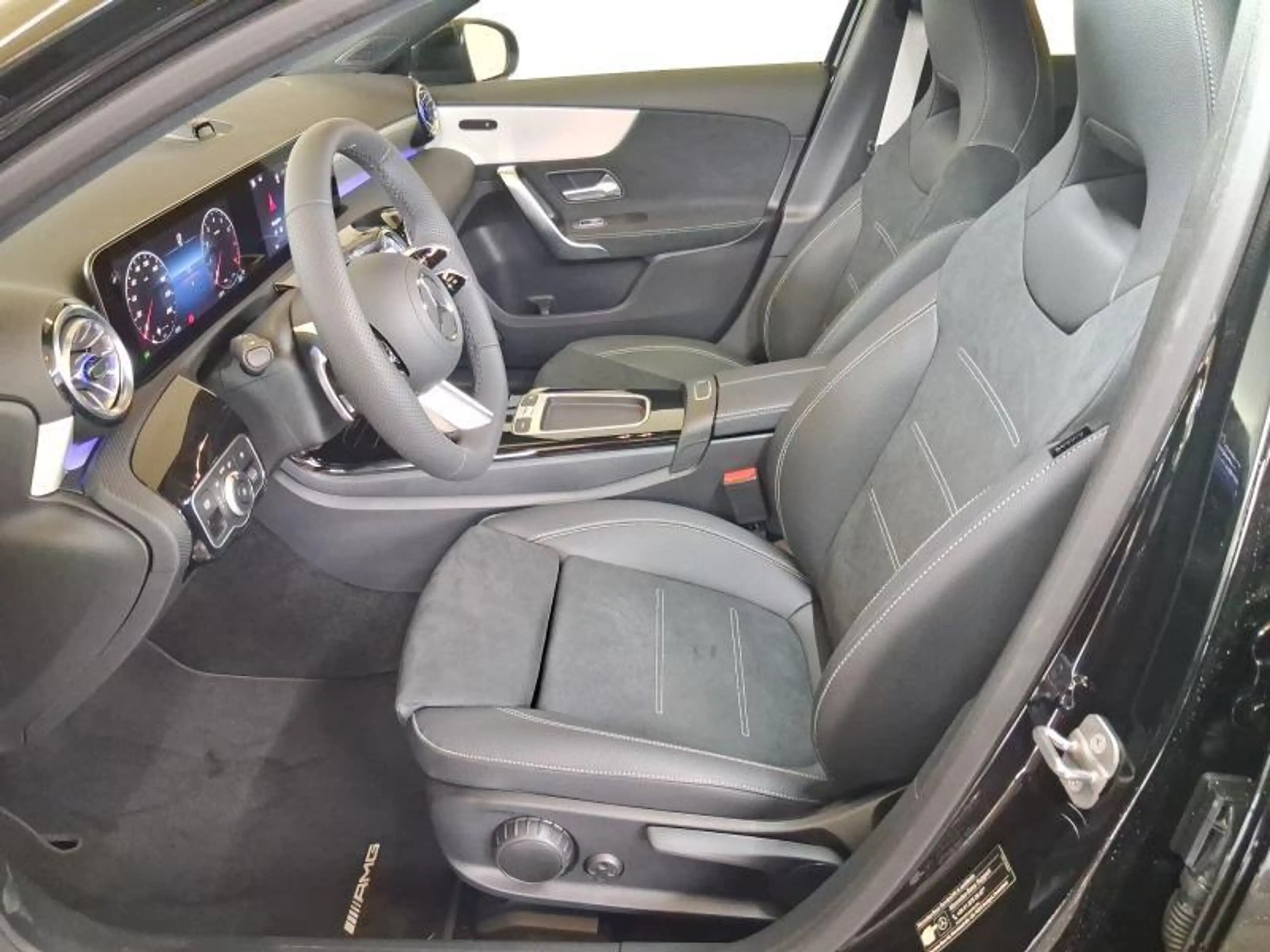 Mercedes-Benz A 200 AMG Line — photo 4
