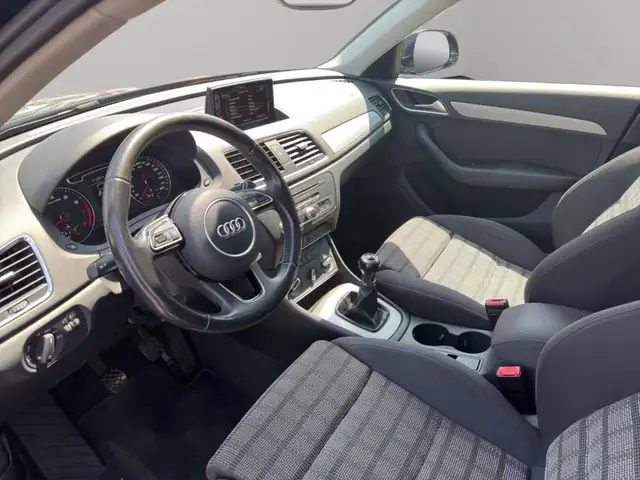 Audi Q3 view 8