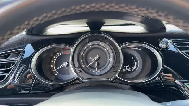 DS Automobiles DS 3 view 12