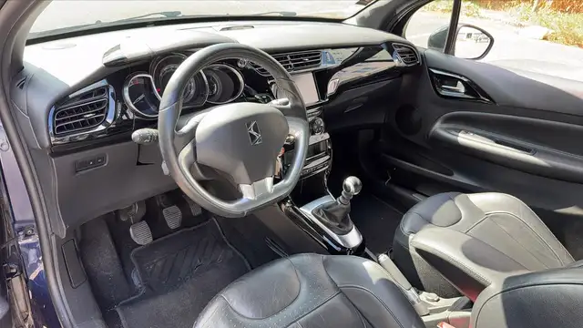 DS Automobiles DS 3 view 8