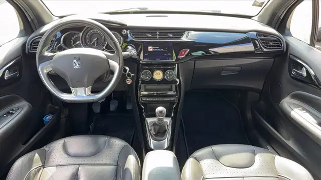 DS Automobiles DS 3 view 11
