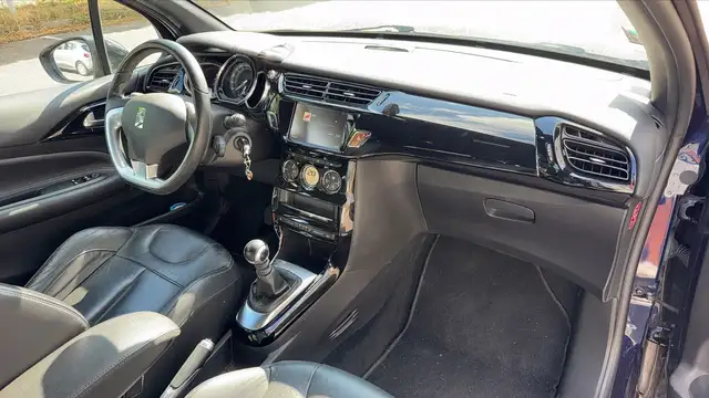 DS Automobiles DS 3 view 10