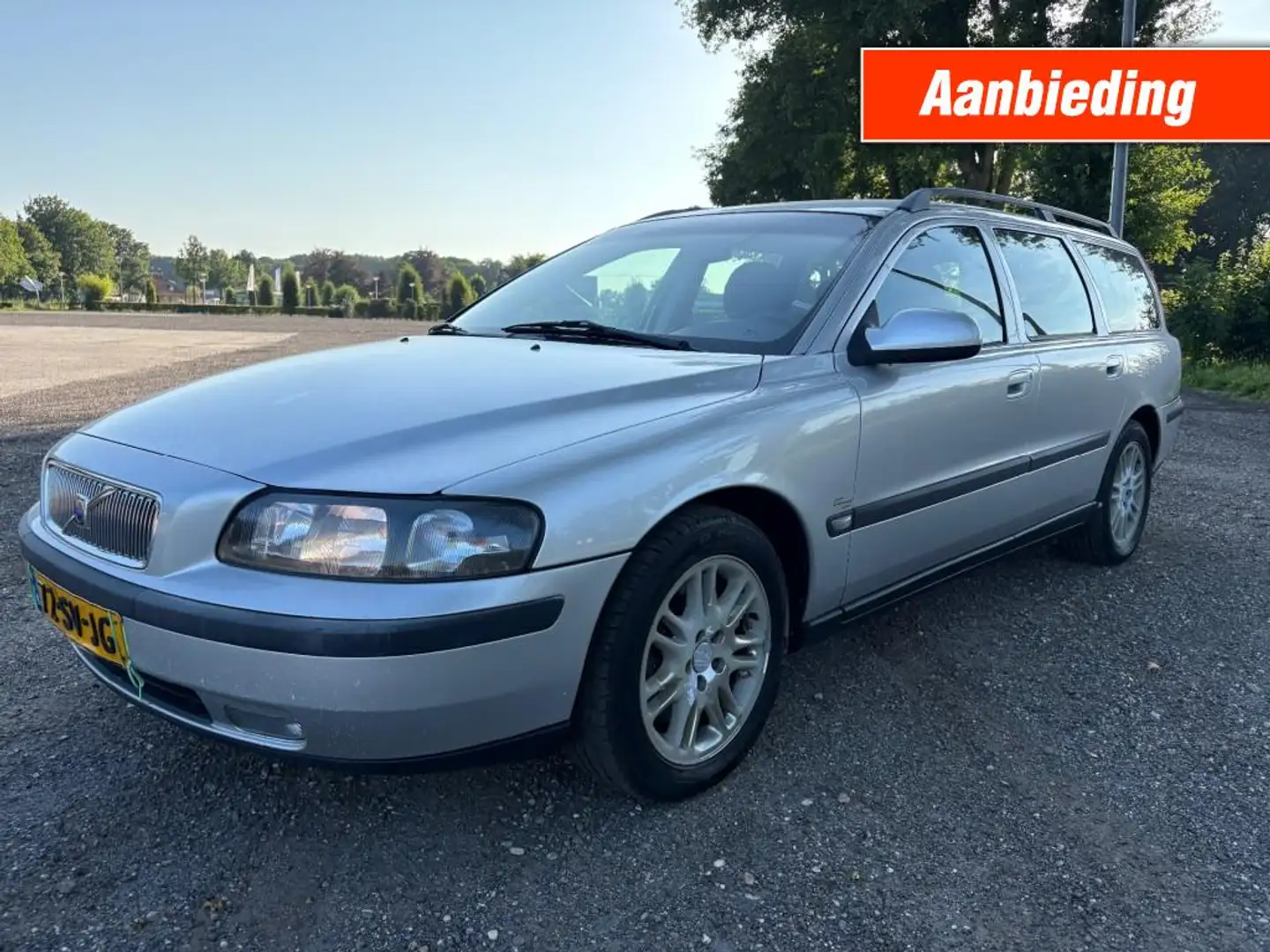 Volvo V70 2.4 T / AUTOMAAT / AIRCO / CRUISE / VAKANTIE AANBI Grijs - 1