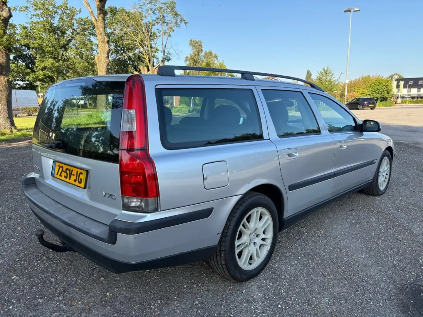 Volvo V70 2.4 T / AUTOMAAT / AIRCO / CRUISE / VAKANTIE AANBI Grijs - 2