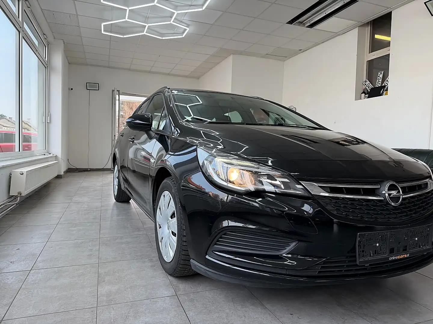 Opel Astra 1,6 CDTI SPORTS TOURER Schwarz - 1