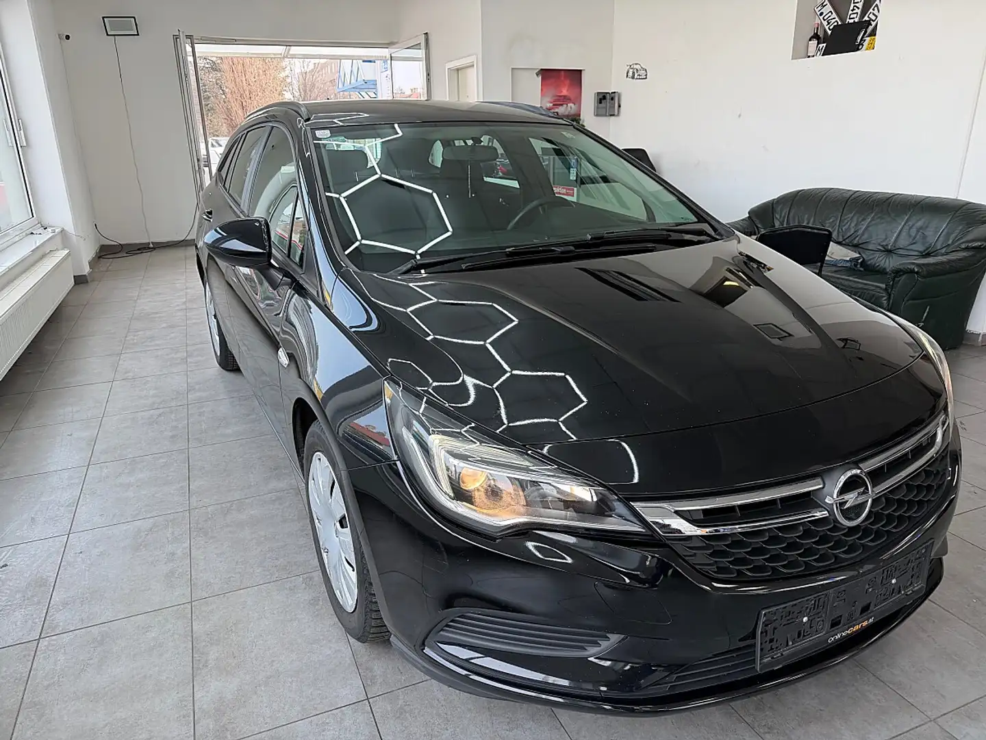 Opel Astra 1,6 CDTI SPORTS TOURER Schwarz - 2
