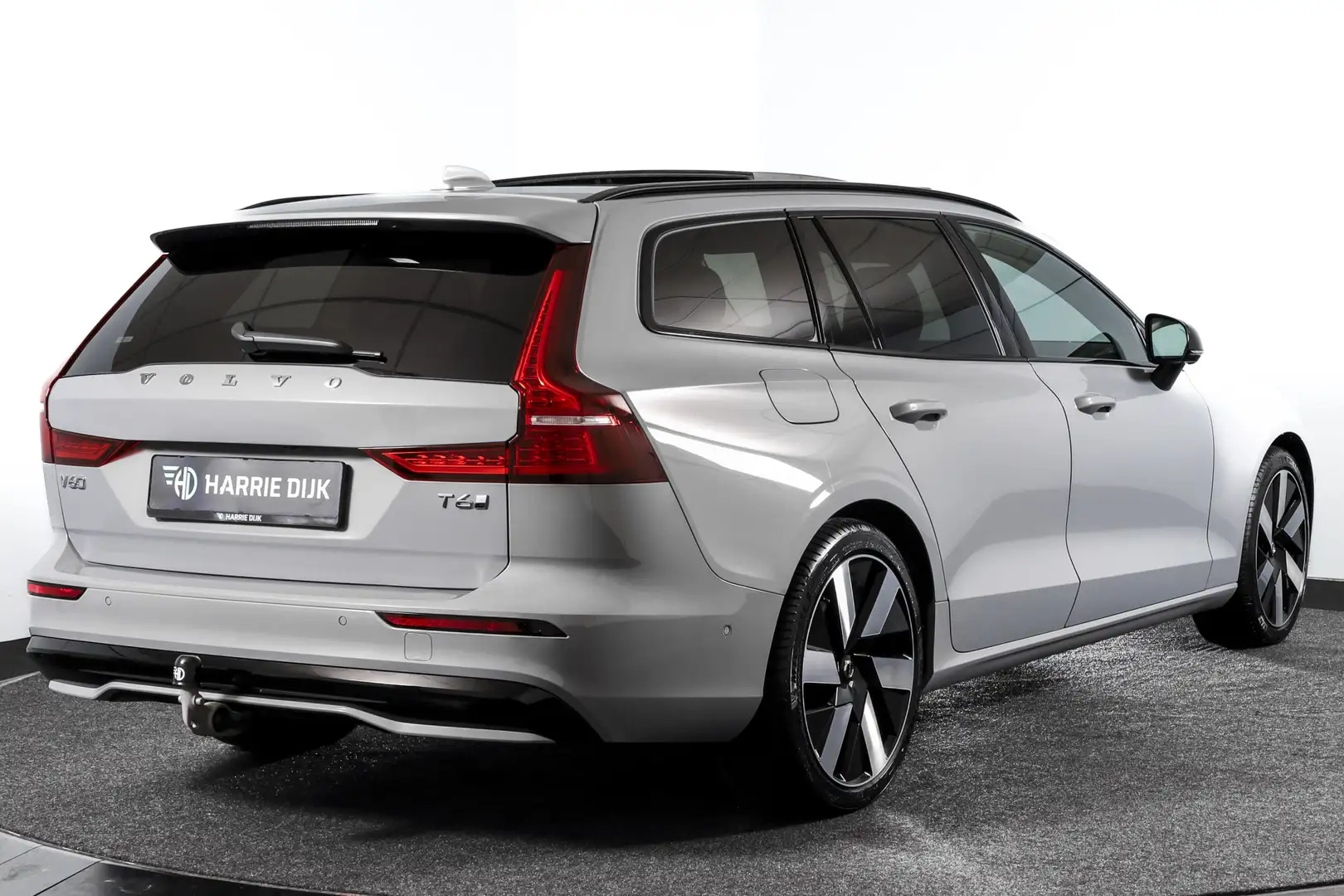 Volvo V60 2.0 T6 Plug-in hybrid AWD Ultra Dark - Automaat | Grijs - 2