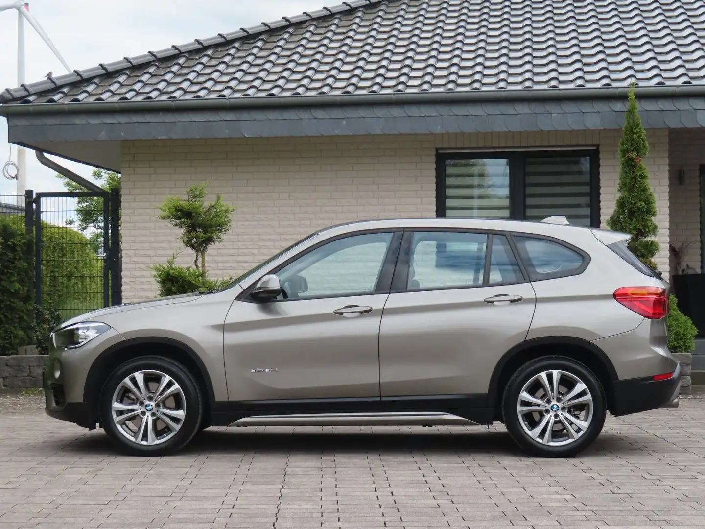 BMW X1 xDrive 20 i Sport Line *Aut. / Allrad* Grau - 2