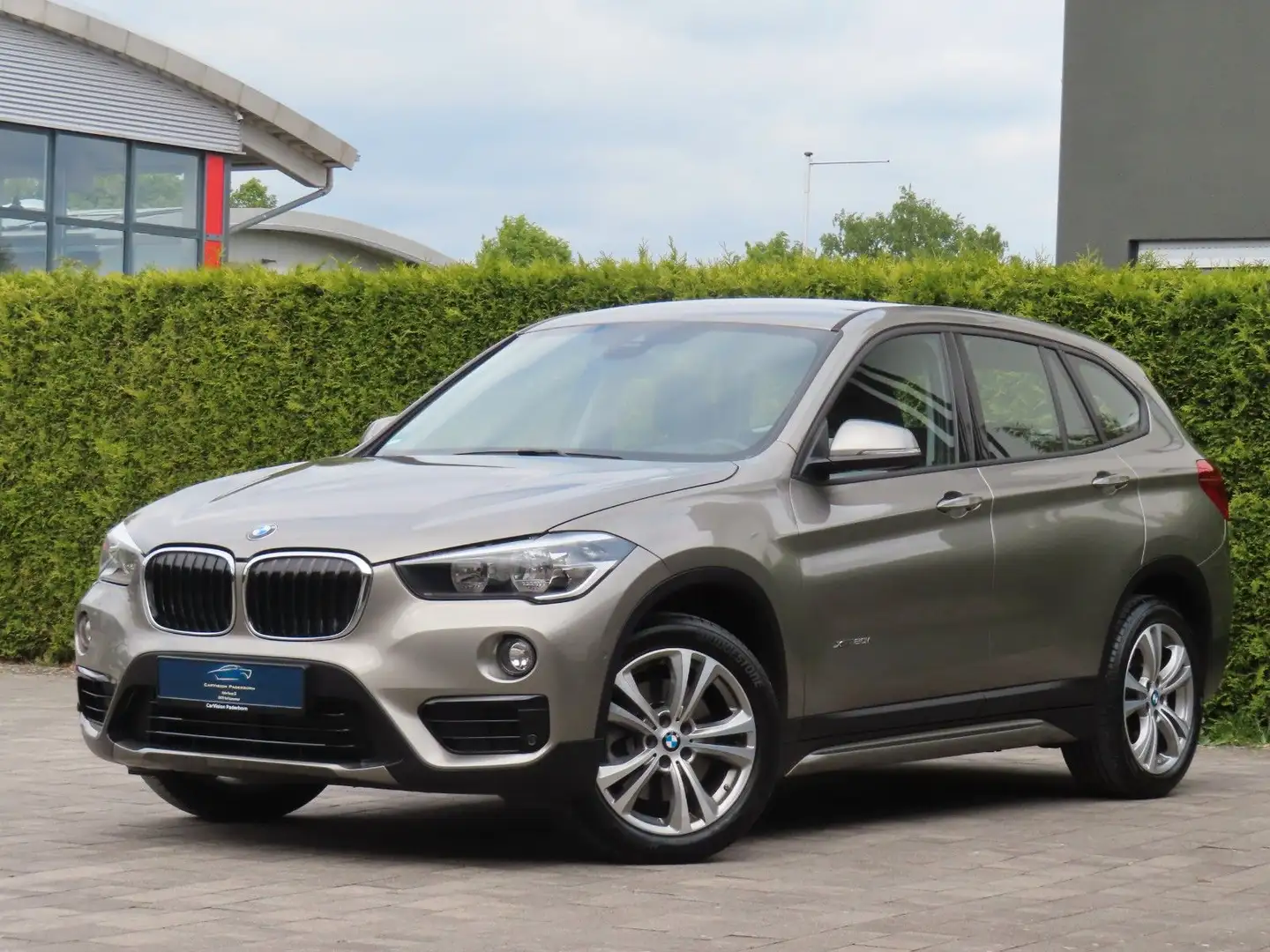BMW X1 xDrive 20 i Sport Line *Aut. / Allrad* Grau - 1