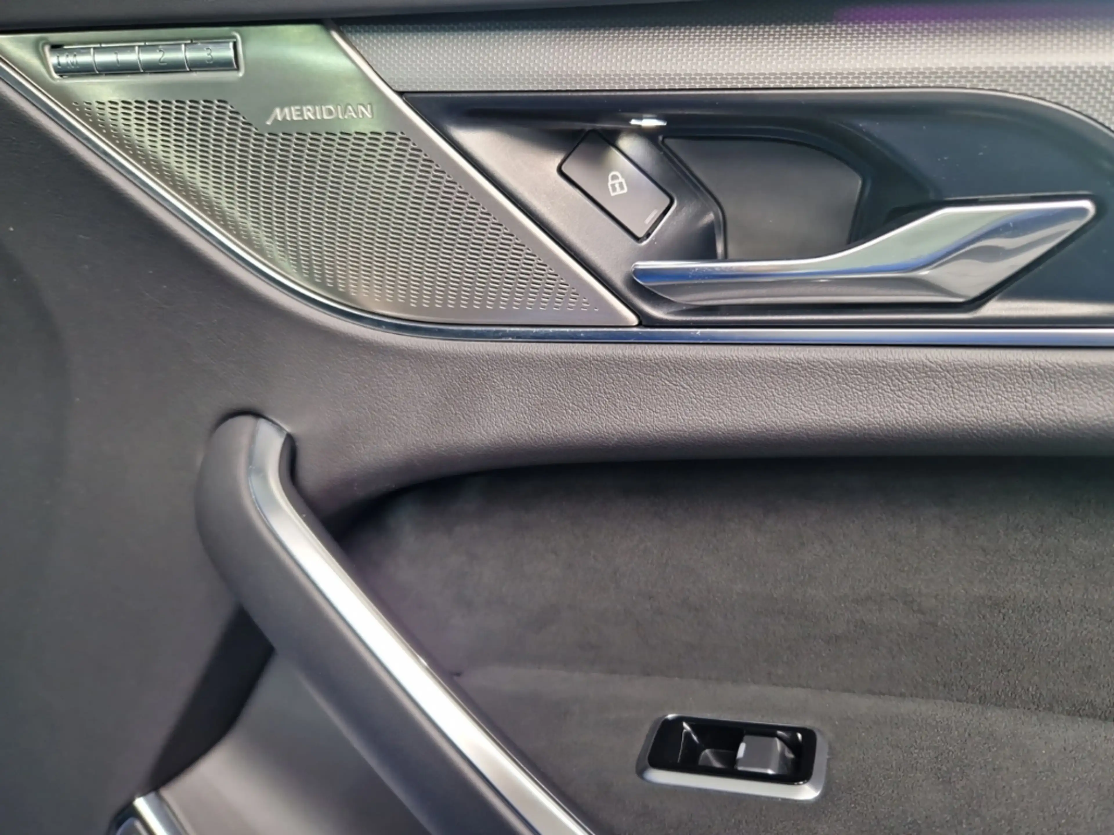 Jaguar F-Pace AWD P550 SVR Pano Pixel-LED — photo 11