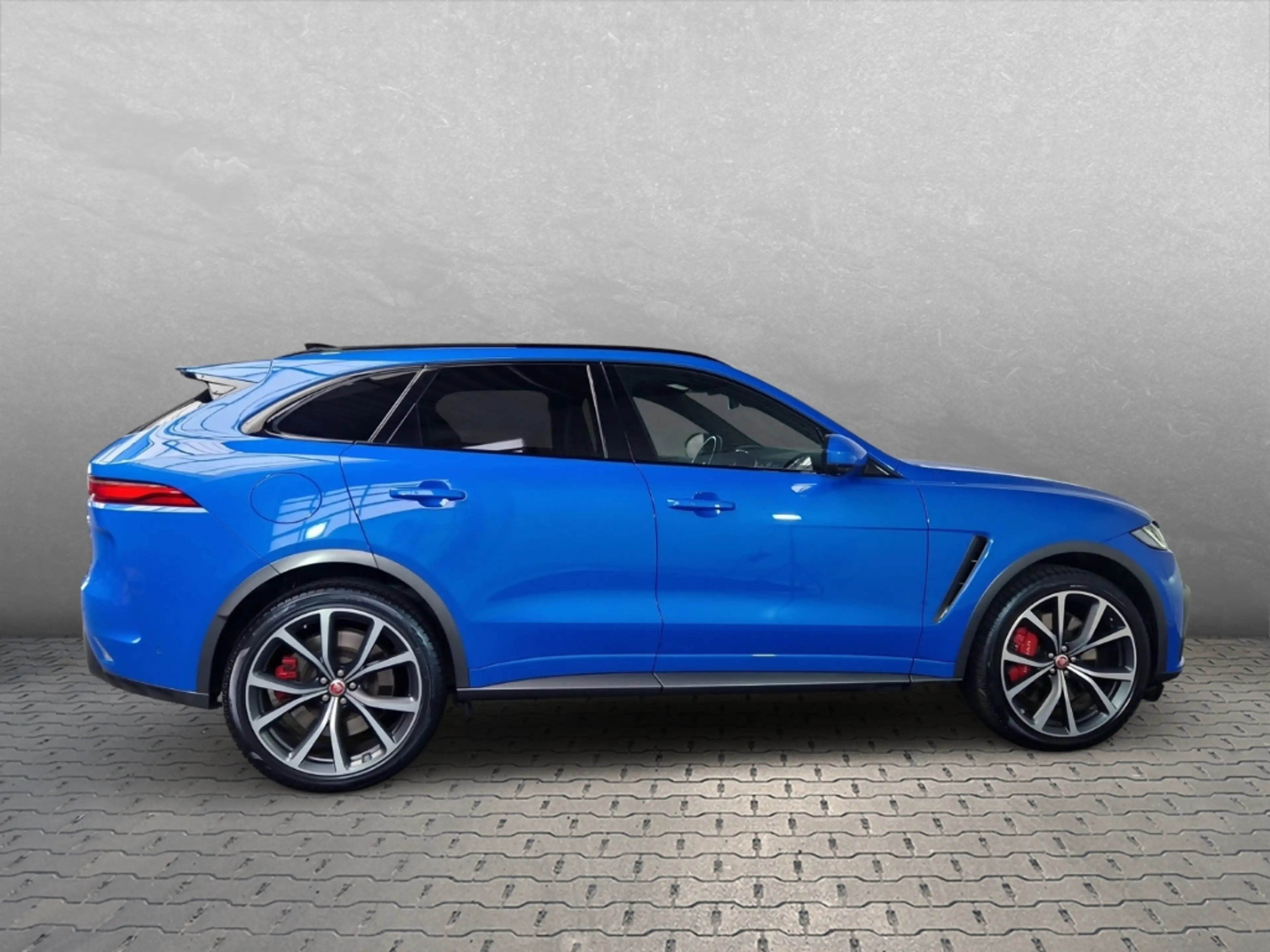 Jaguar F-Pace AWD P550 SVR Pano Pixel-LED — photo 6