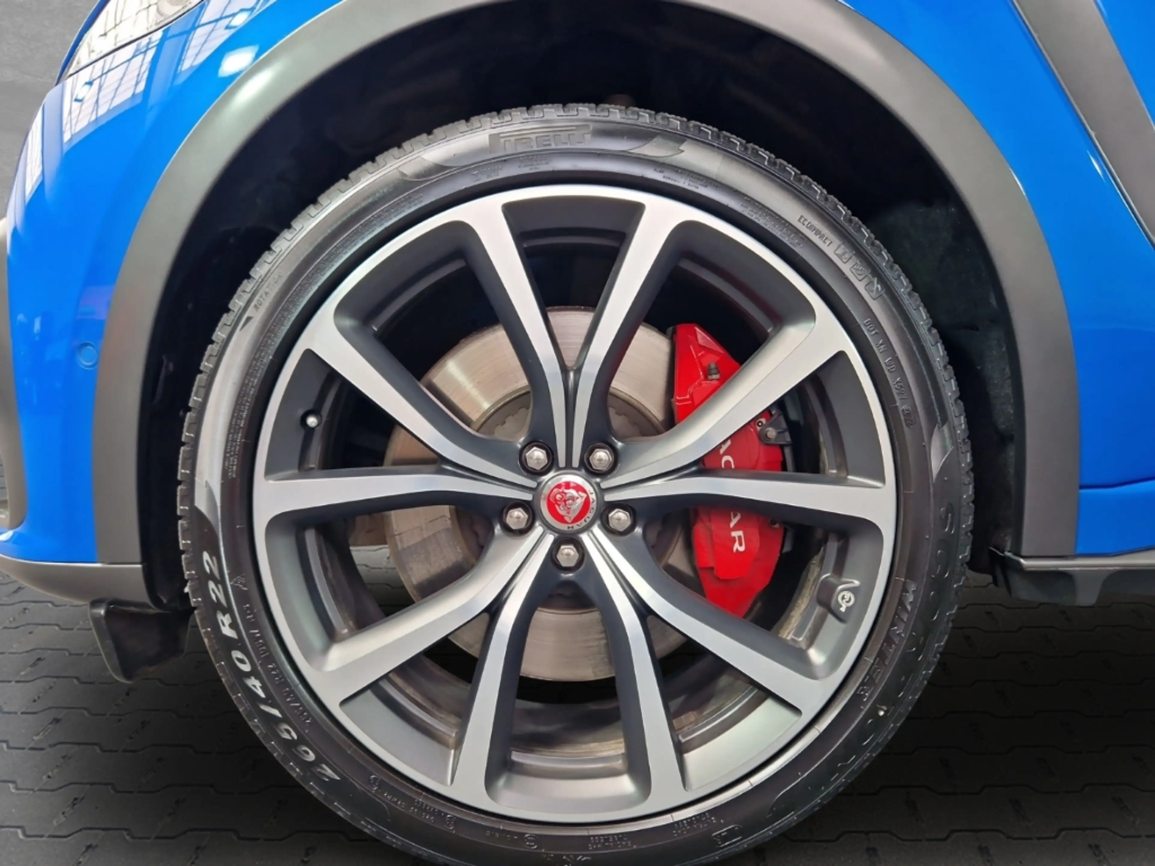 Jaguar F-Pace AWD P550 SVR Pano Pixel-LED — photo 9
