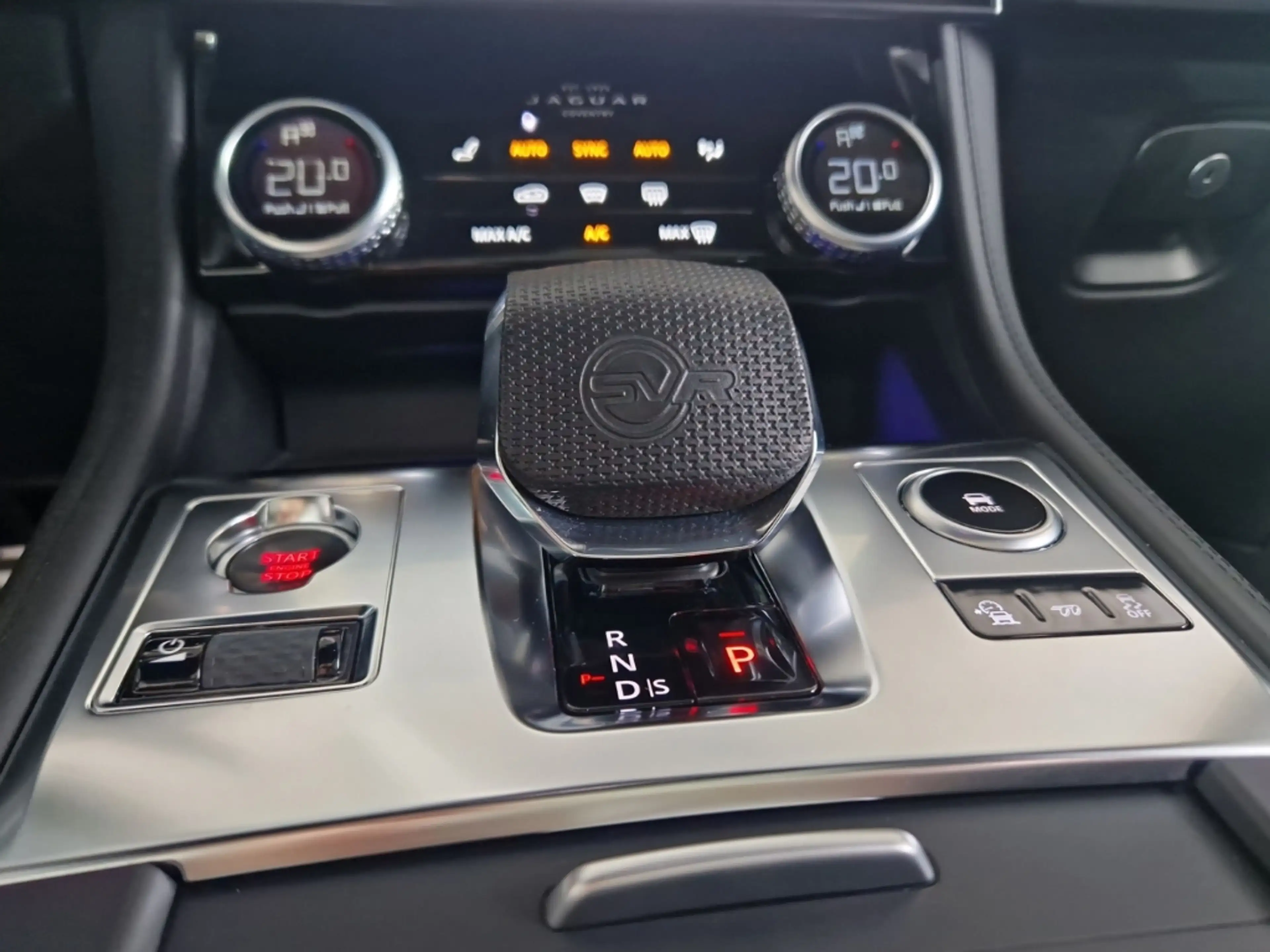 Jaguar F-Pace AWD P550 SVR Pano Pixel-LED — photo 13