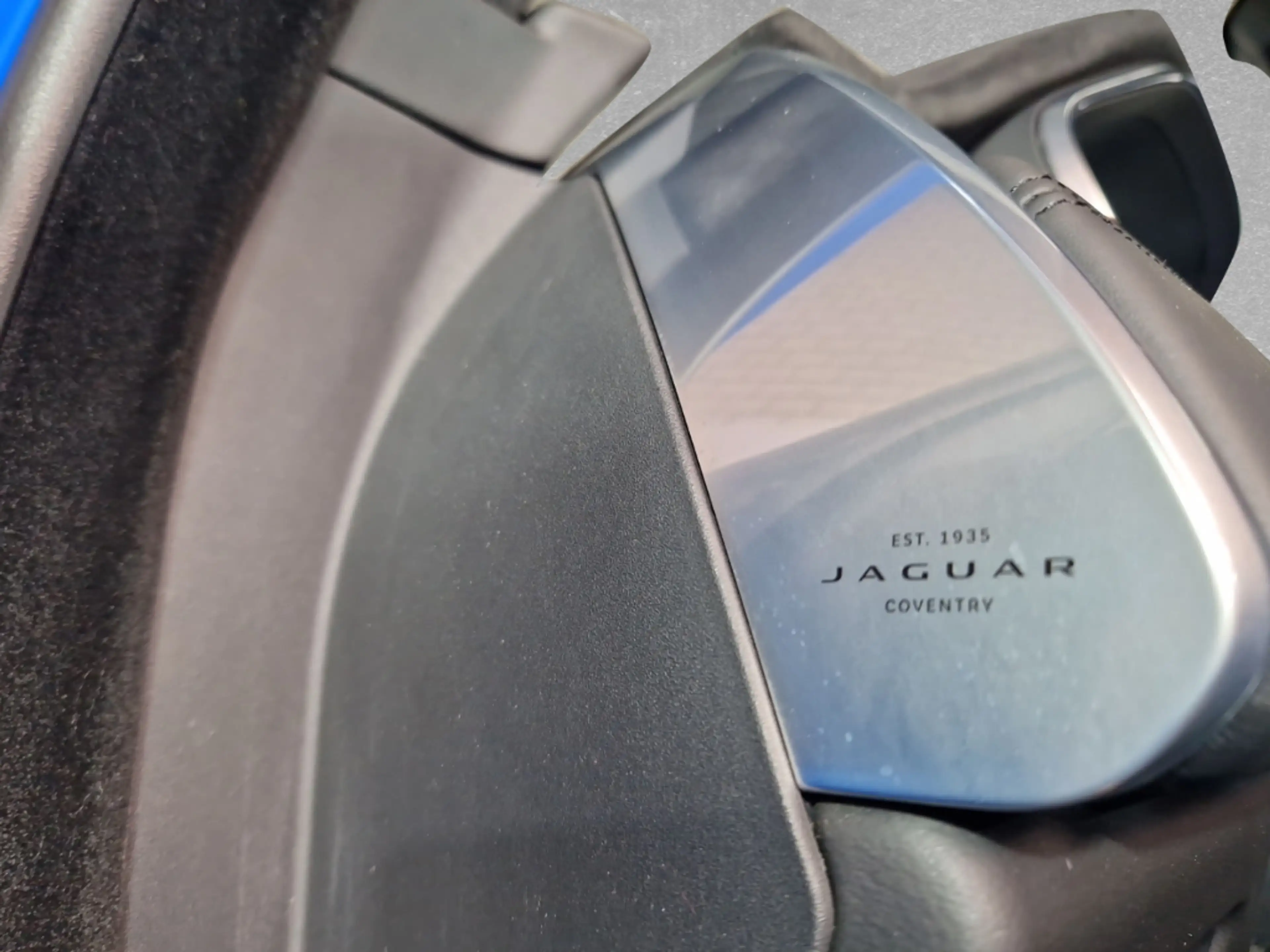 Jaguar F-Pace AWD P550 SVR Pano Pixel-LED — photo 15