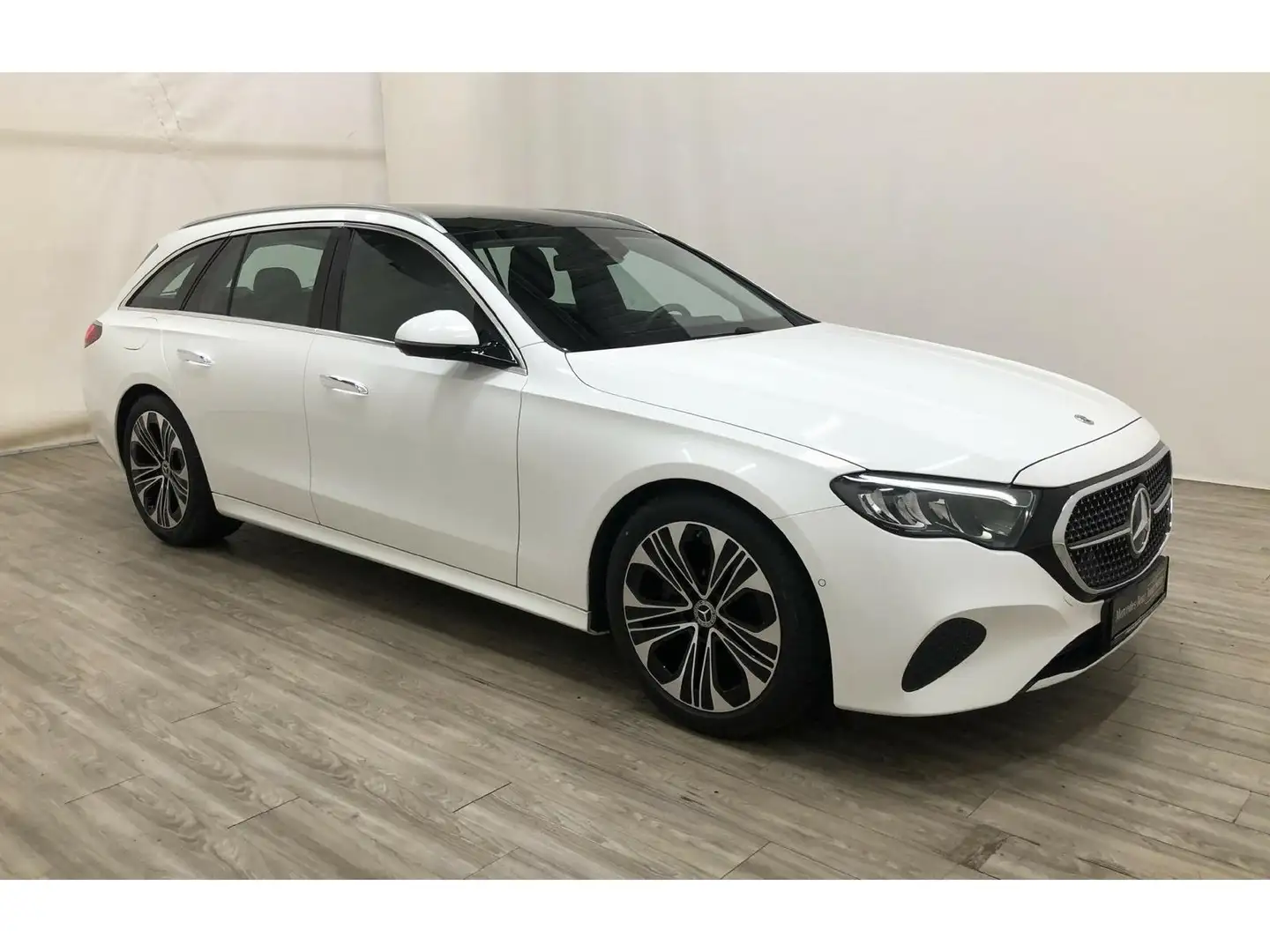 Mercedes-Benz E 220 d T AVANTGARDE Pano*AHK*Distron*Kamera*LED Weiß - 2