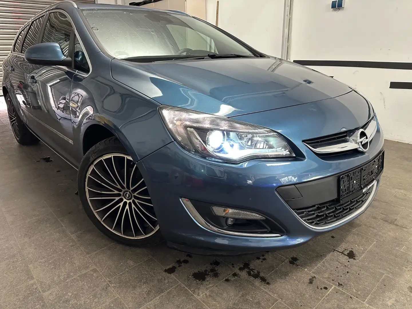 Opel Astra J Sports Tourer Exklusiv LPG Gas Braun - 1
