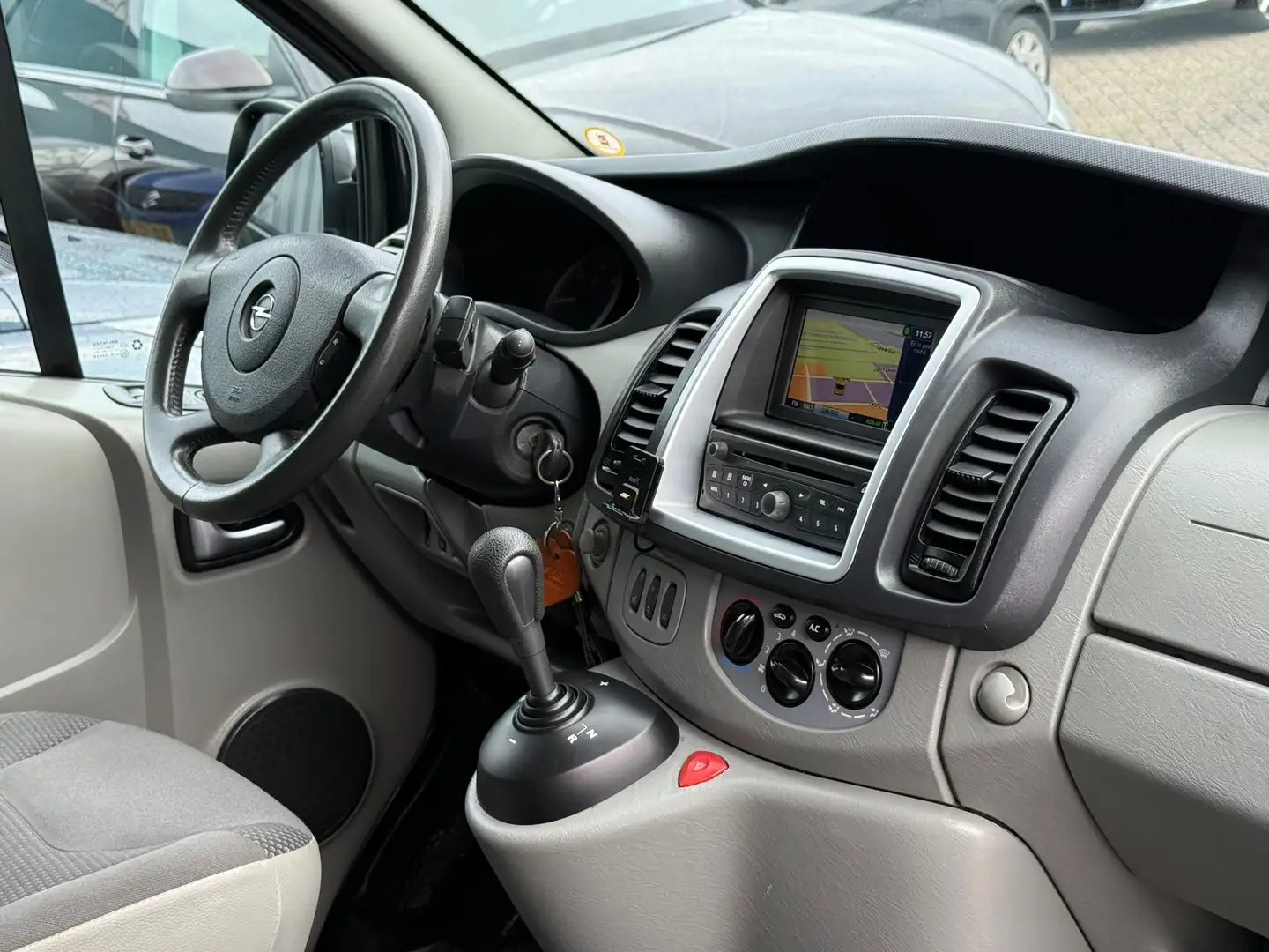 Opel Vivaro 2.5 CDTI L2H1 DC Automaat Navi Airco 5p Nieuwe Apk - 2