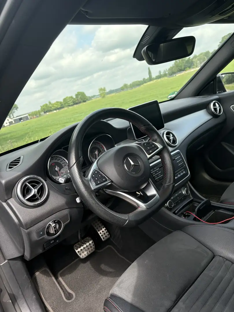 Mercedes-Benz CLA 250 Prestige Šedá - 2