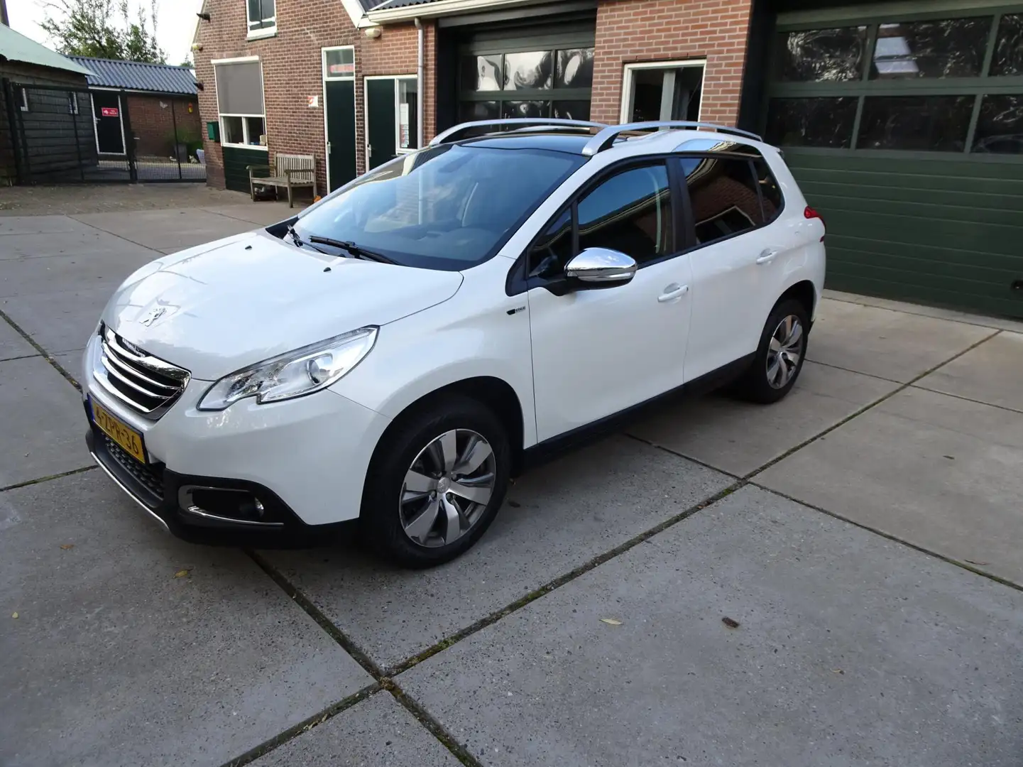 Peugeot 2008 1.2 PureTech Style Wit - 1