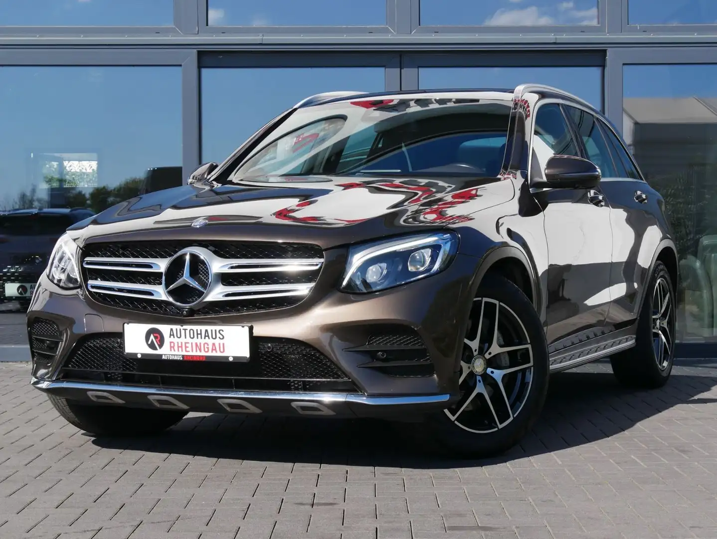 Mercedes-Benz GLC 250 AMG Line 4Matic PANO/360°/AHK Bruin - 1