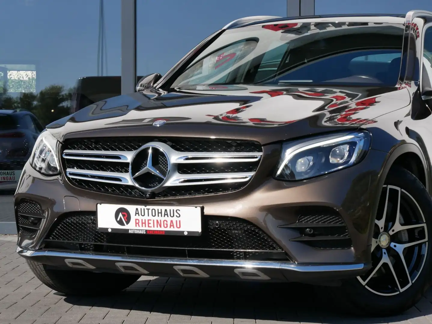 Mercedes-Benz GLC 250 AMG Line 4Matic PANO/360°/AHK Bruin - 2