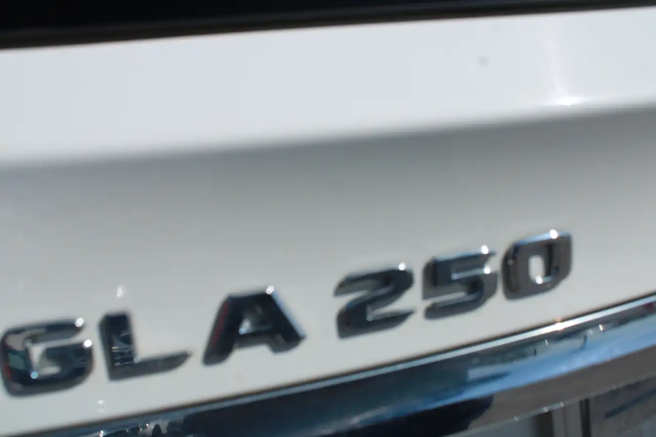 Mercedes-Benz GLA снимка Mercedes-Benz GLA