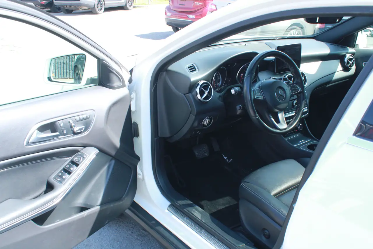 Mercedes-Benz GLA снимка Mercedes-Benz GLA