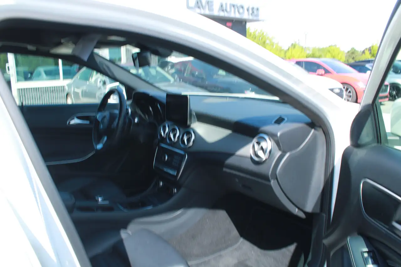 Mercedes-Benz GLA снимка Mercedes-Benz GLA