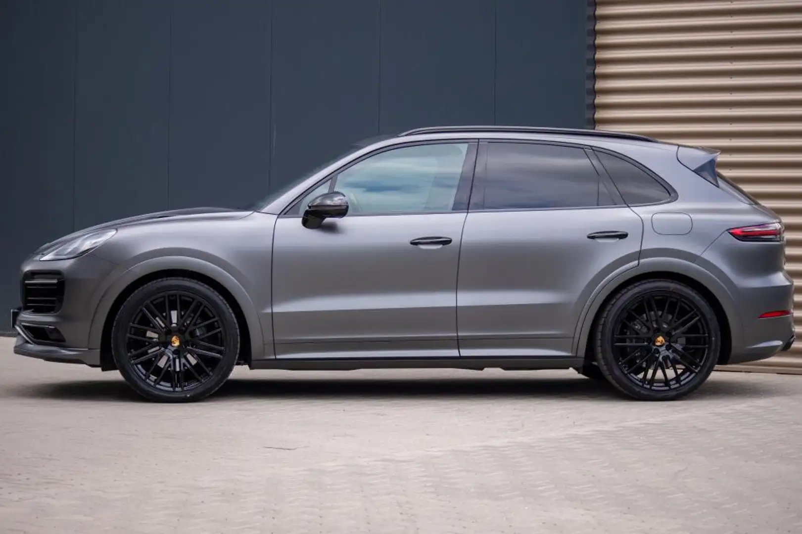 Porsche Cayenne 3.0 E-Hybrid | Techart | PPF | Pano | Bose | Memor Grijs - 2