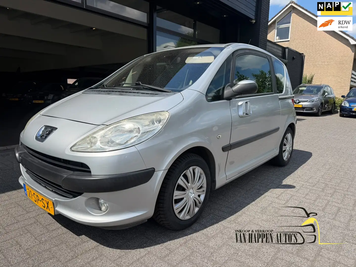 Peugeot 1007 1.6-16V Gentry / apk 8-2027 Grau - 1
