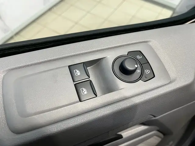 Volkswagen Transporter view 16