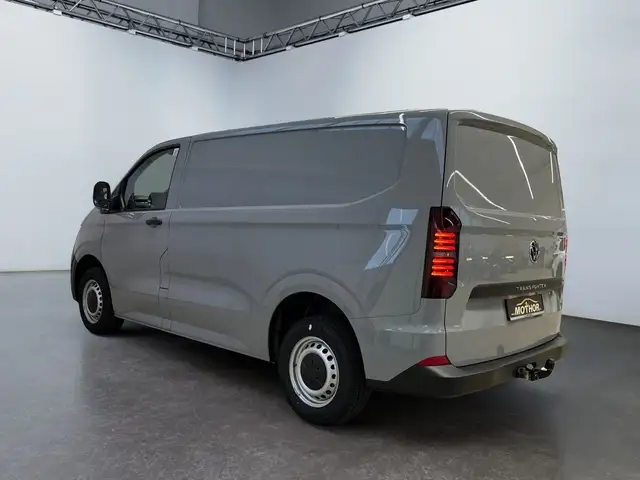 Volkswagen Transporter view 4