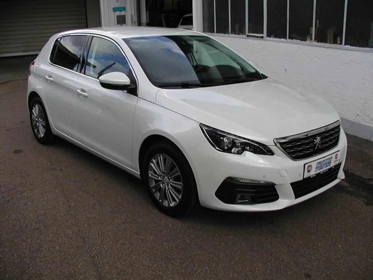 Peugeot 308 1.2 Pure Tech 130 Allure Pack AHK Weiß - 1