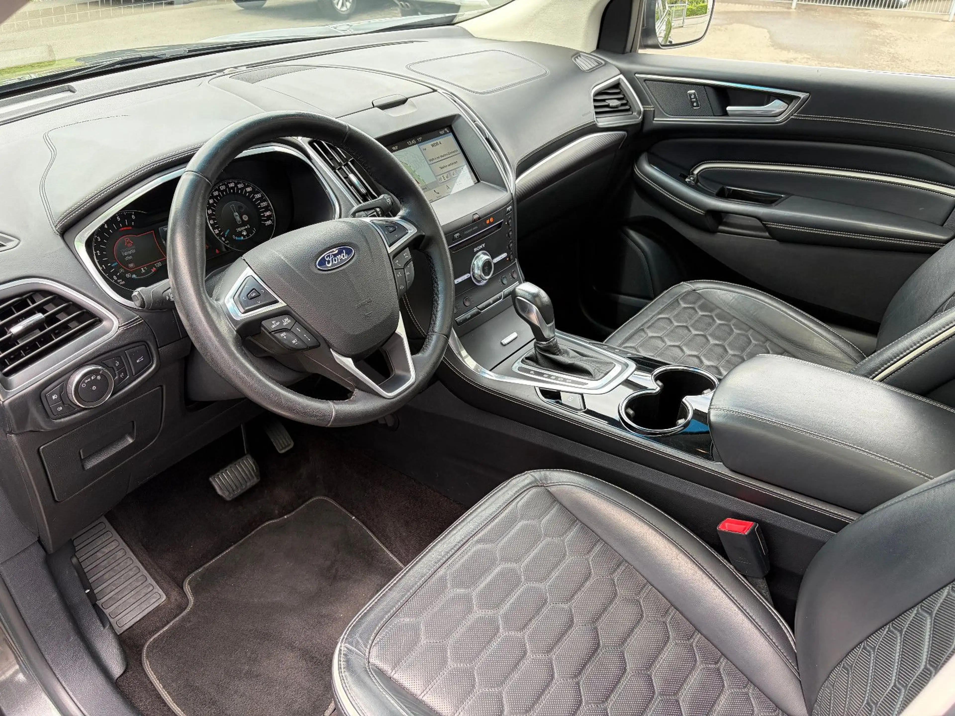 Ford Edge Vignale 4x4 PANO AHK ACC 20" LED NAV KAMERA — photo 17