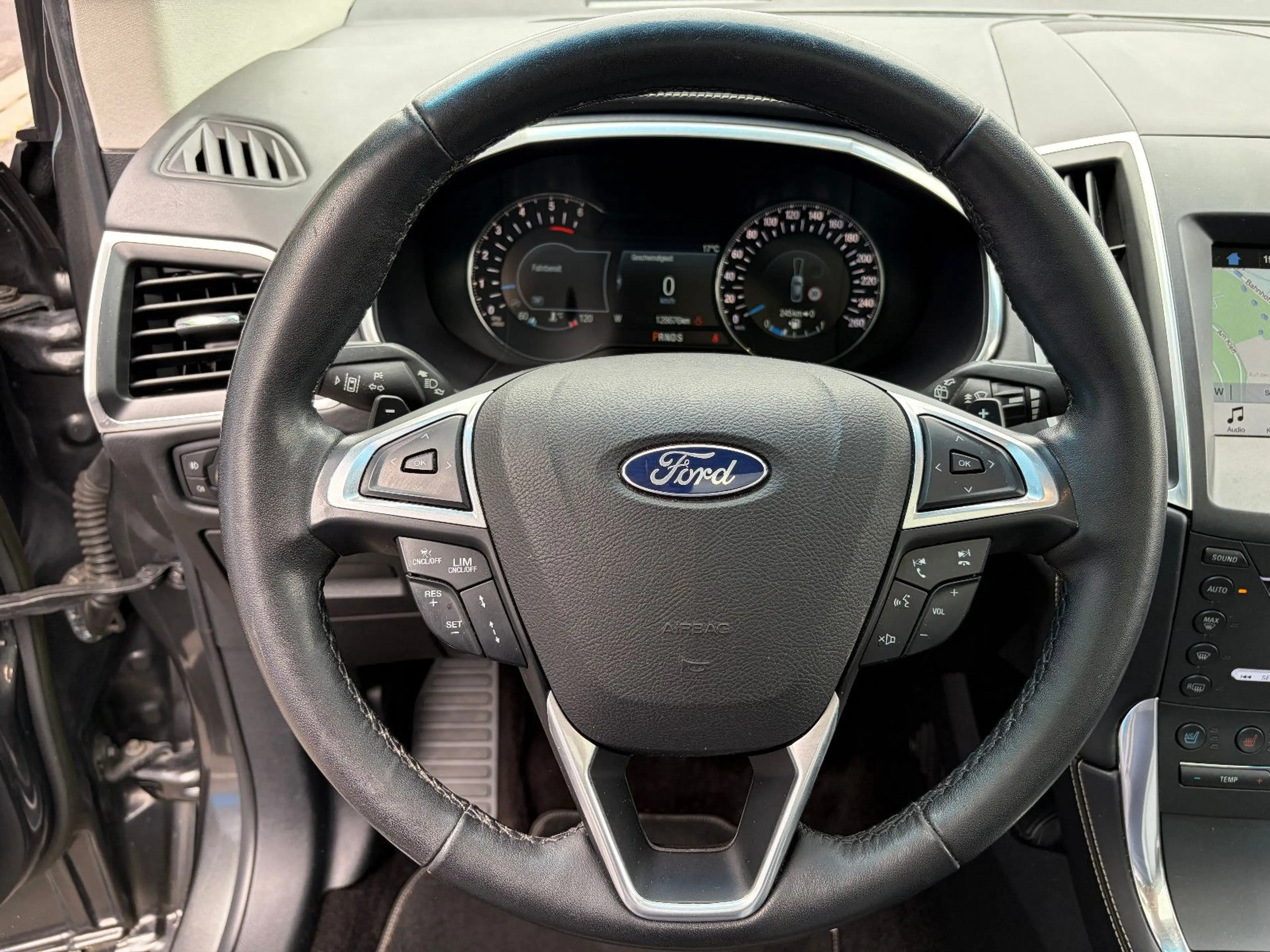 Ford Edge Vignale 4x4 PANO AHK ACC 20" LED NAV KAMERA — photo 19
