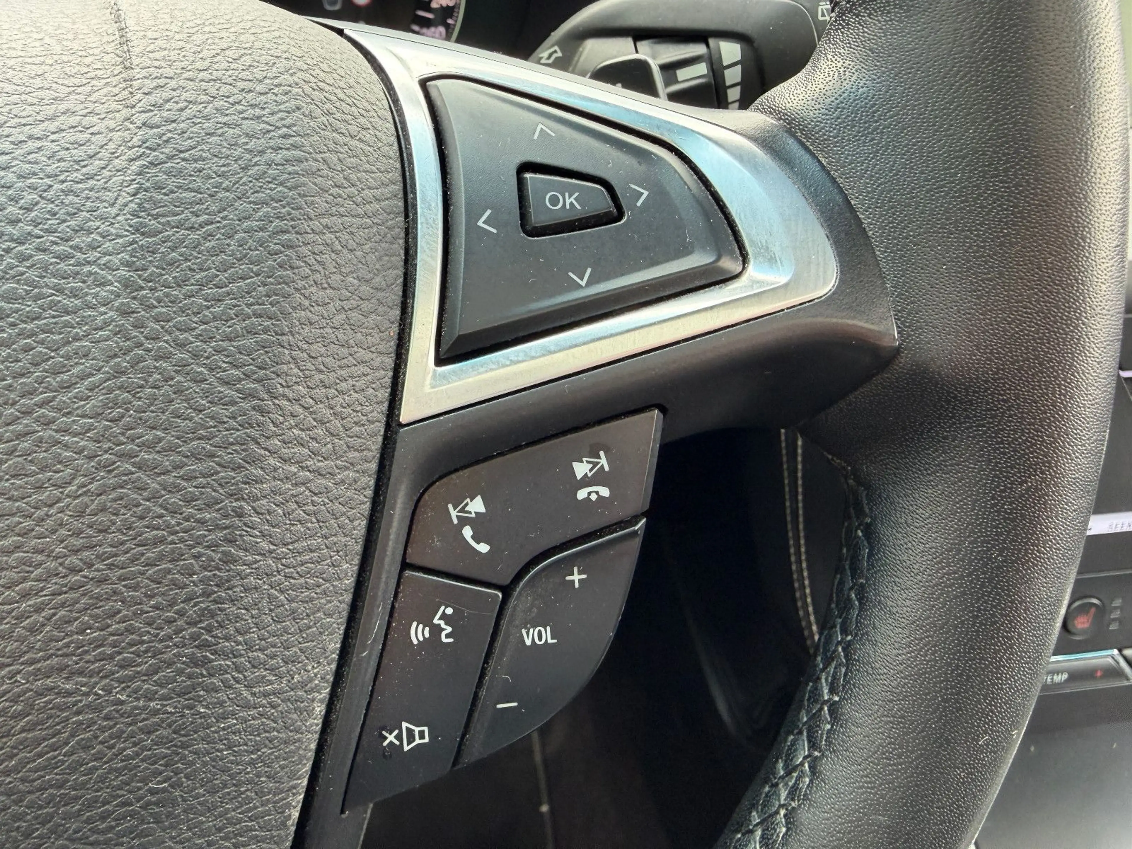 Ford Edge Vignale 4x4 PANO AHK ACC 20" LED NAV KAMERA — photo 36