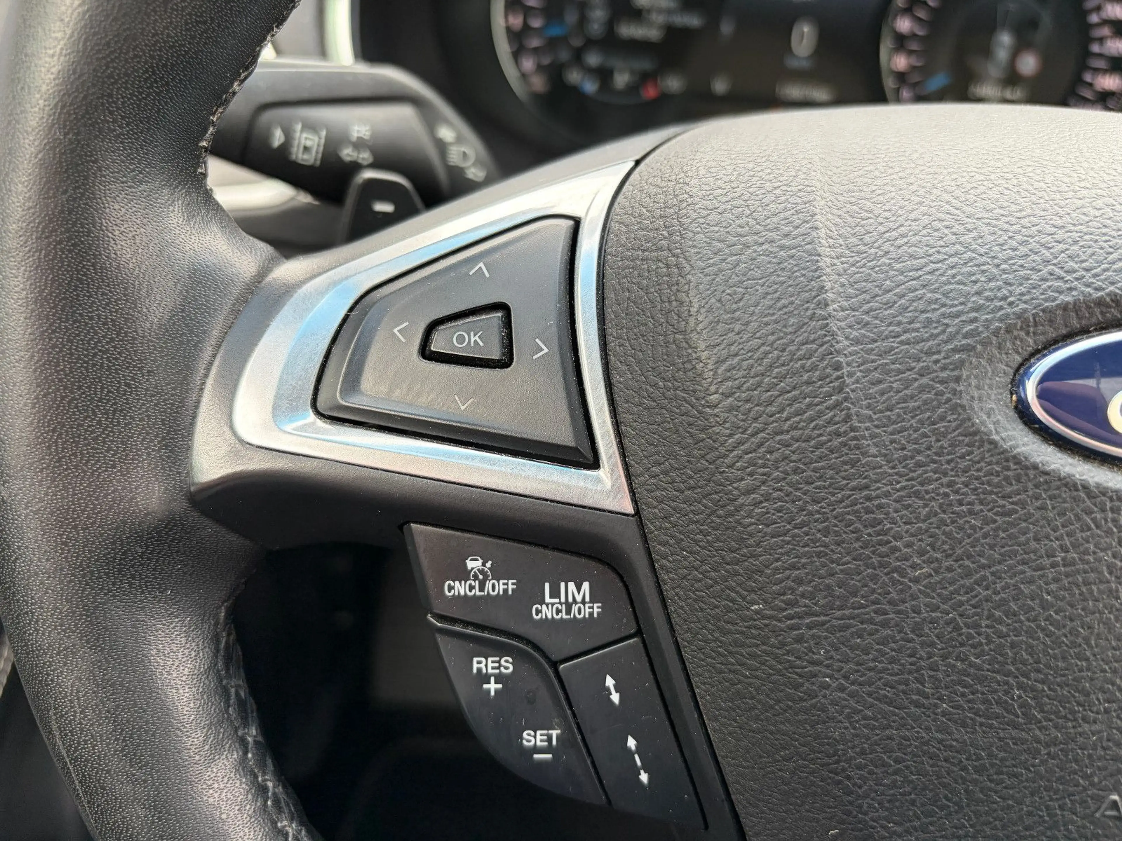 Ford Edge Vignale 4x4 PANO AHK ACC 20" LED NAV KAMERA — photo 35