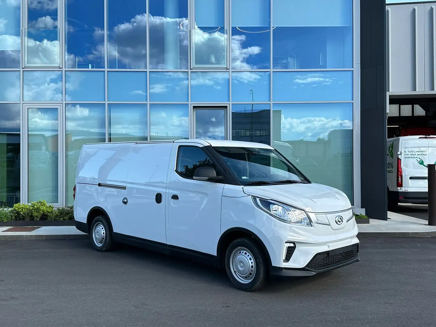 Maxus eDeliver 3 LWB 50 KWh Pronta Consegna Biały - 1