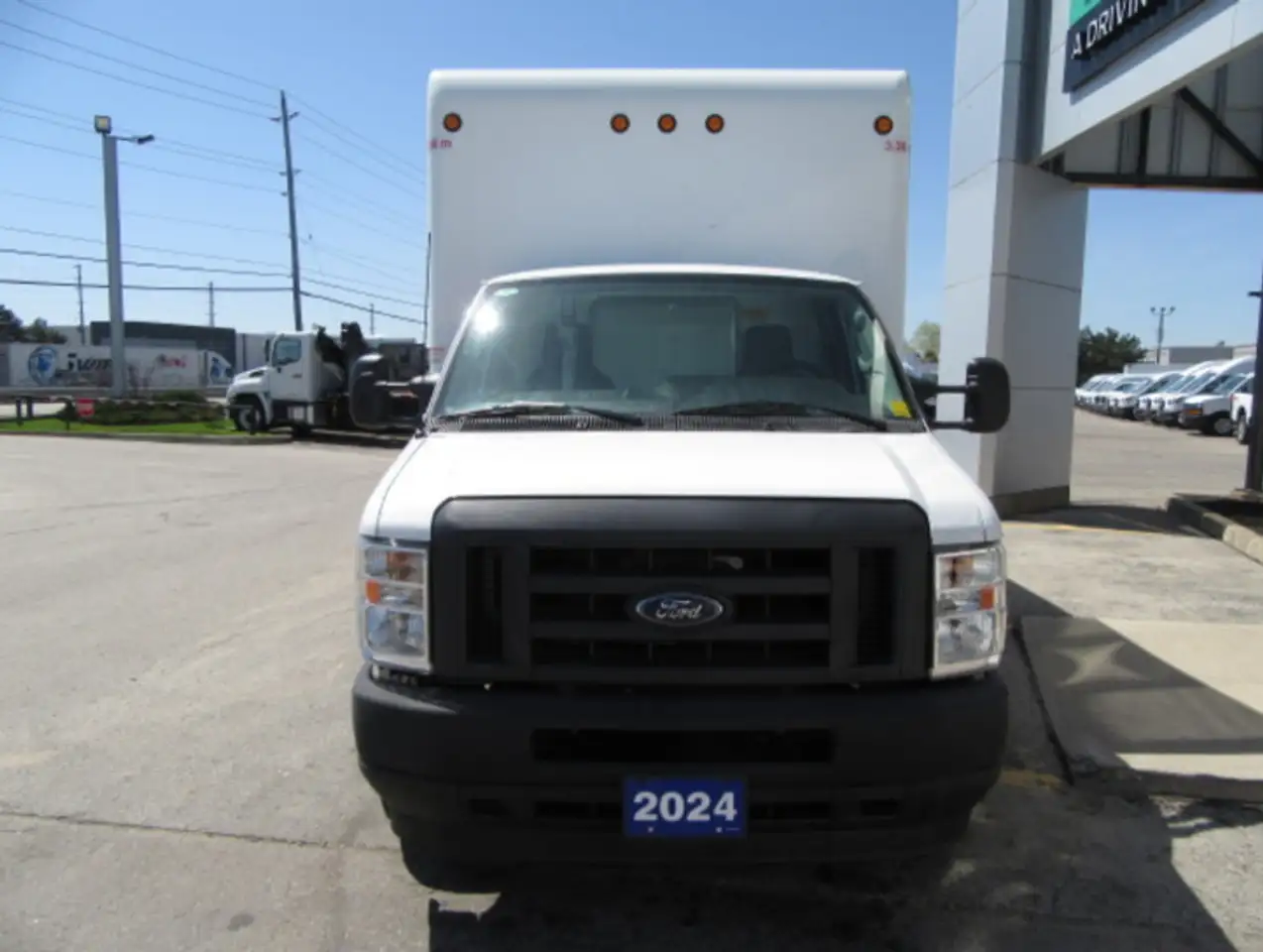 Ford E-450 Super Duty DRW снимка Ford E-450 Super Duty DRW