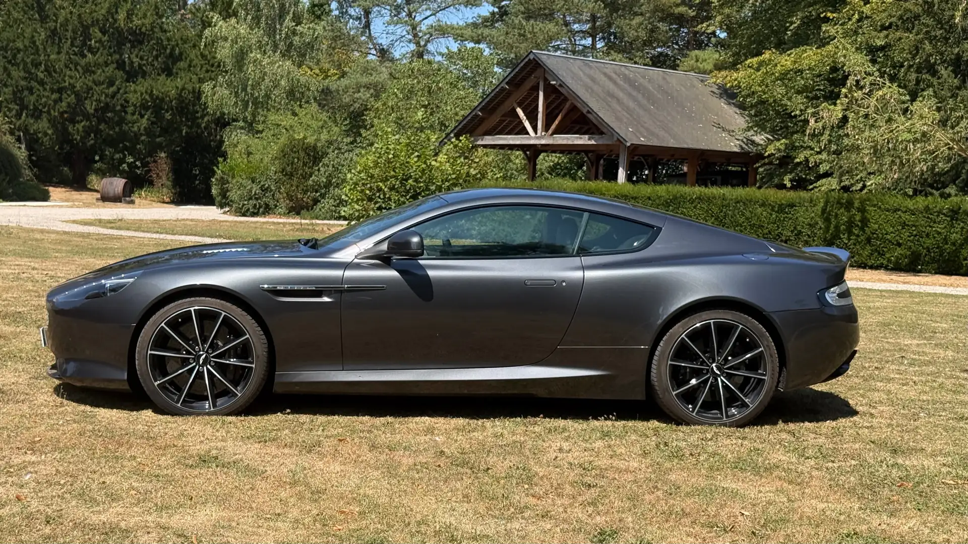 애스턴마틴 DB9 Coupe 2016 회색 사진 4