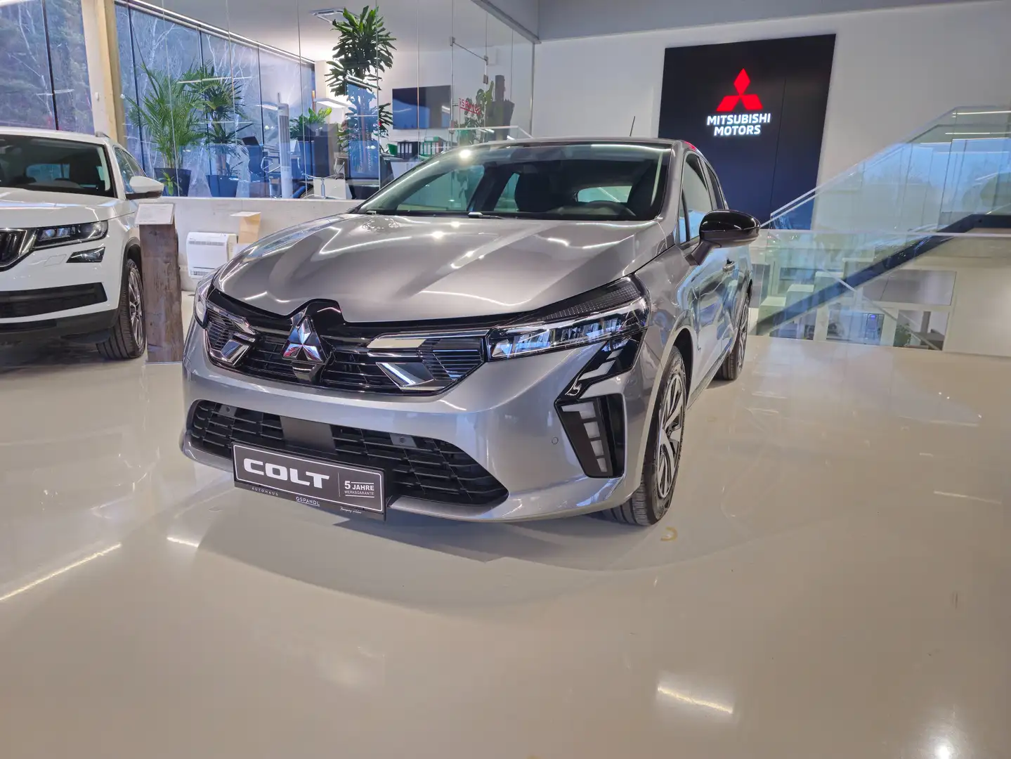 Mitsubishi Colt 1,0 MPI Invite Grau - 1