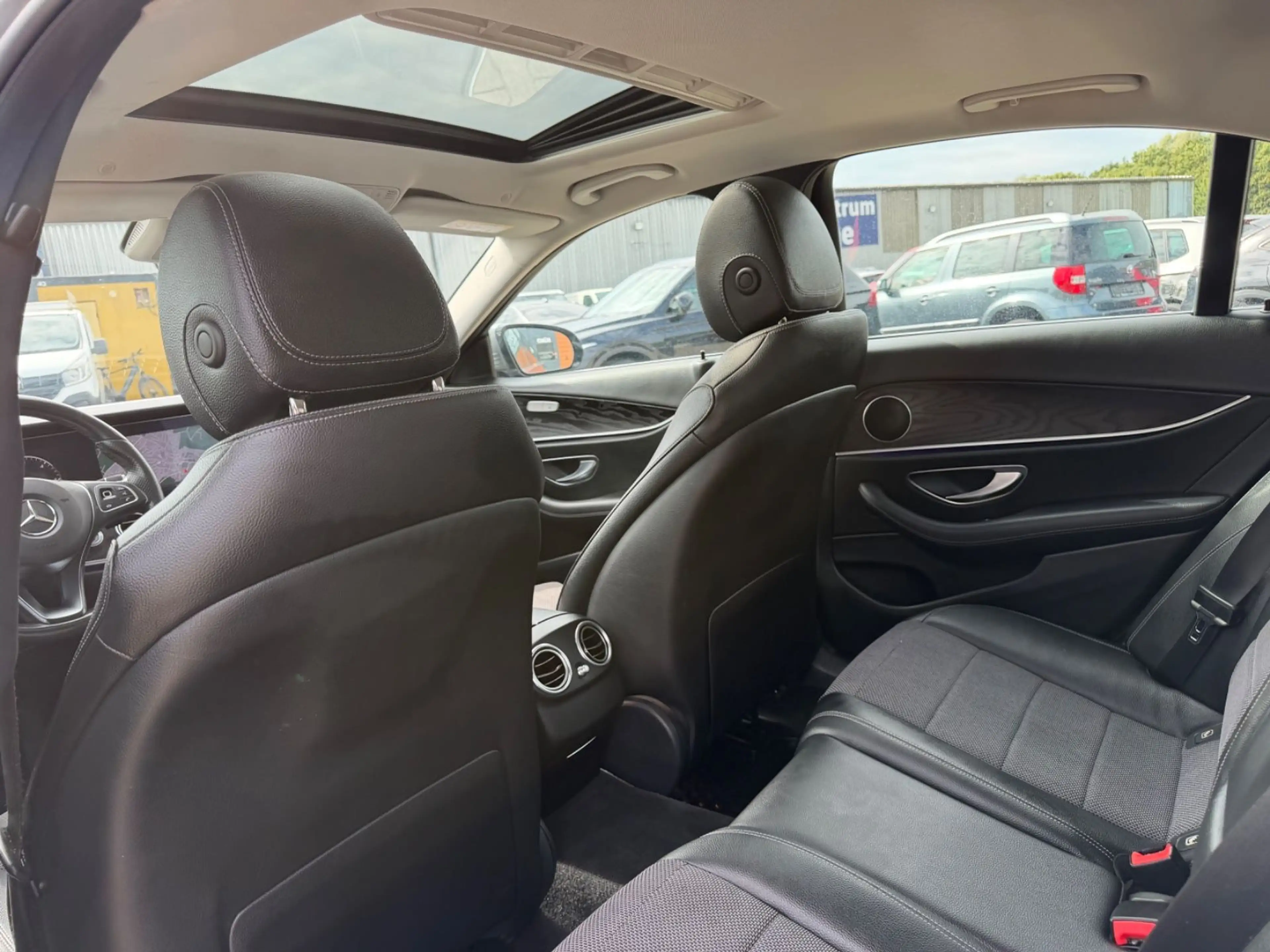 Mercedes-Benz E 350 d 4Matic/LED/EURO6/NAVI/TEMPOMAT/AHK — photo 12