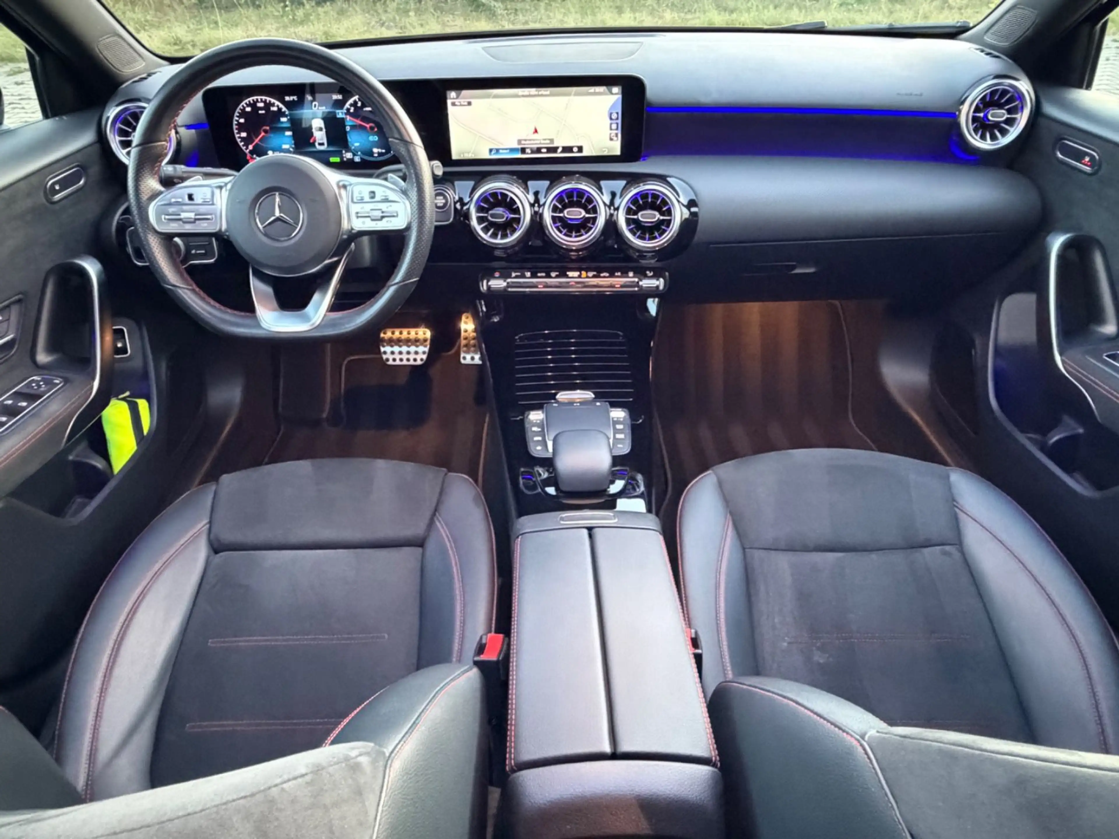 Mercedes-Benz A 250 e Lim AMG Pano Night Ambiente Wide 1Hd Kam — photo 10